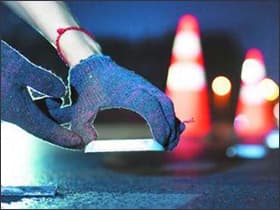 Instala ojos de gato carretera para que las carreteras sean más claras de noche